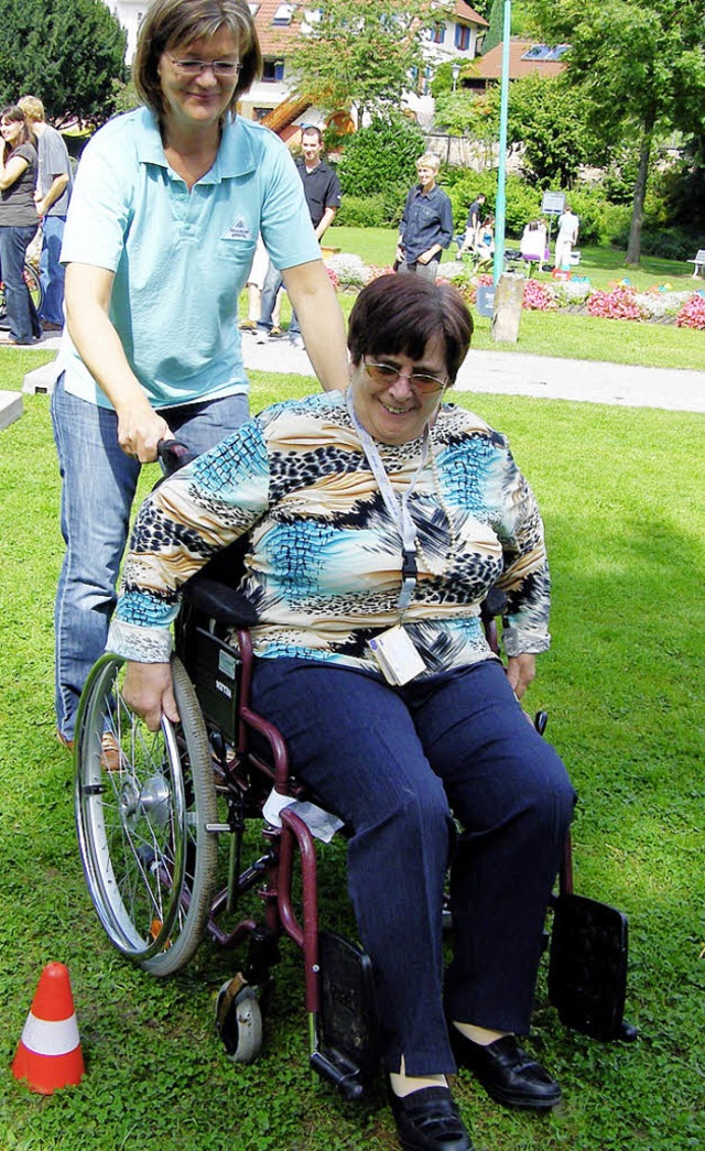 Eine Rollstuhlrallye gehrte zum Festprogramm.   | Foto: babic