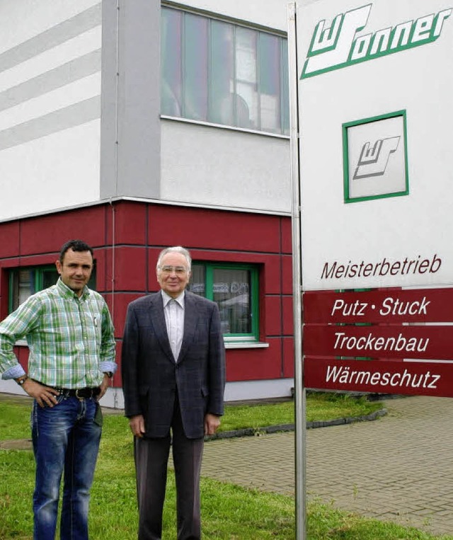 Werner und Alexander Sonner (links) vo...ewerbegebiet Hirschmatten-Kbelmatten.  | Foto: Sabine Model
