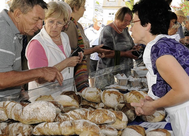 Brotsorten, wie sie beidseits des Rhei...ag wieder  auf dem Markgrfler Platz.   | Foto: Volker mnch