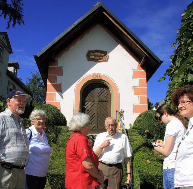 Walter Haug (Mitte) mit Teilnehmern vor der St. Michael-Kapelle.   | Foto: S. Decoux-Kone