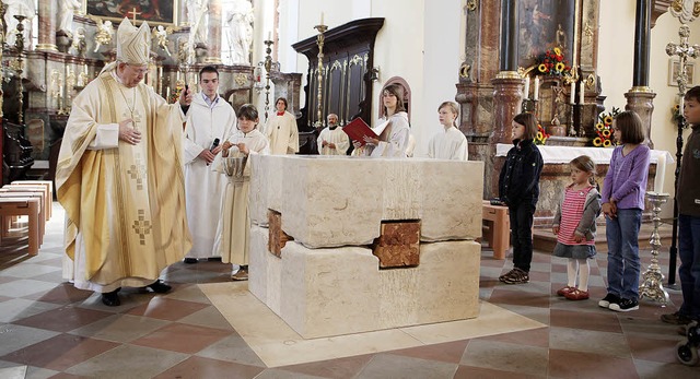 Weihbischof Rainer Klug umschreitet den neuen Altar.   | Foto: Christoph Breithaupt