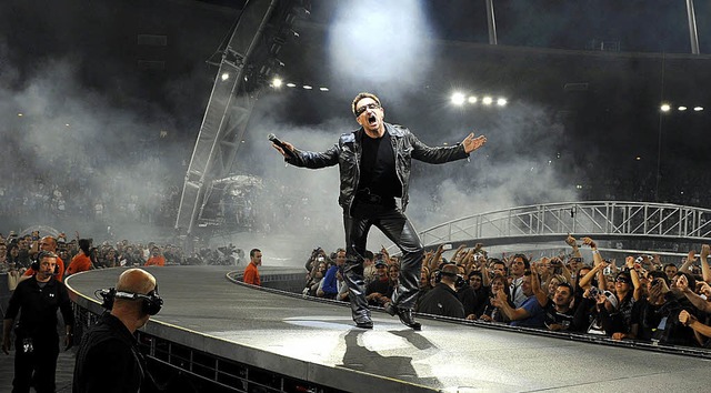 Snger und Bandgewissen Bono auf der 360 Grad-Bhne   | Foto: dpa