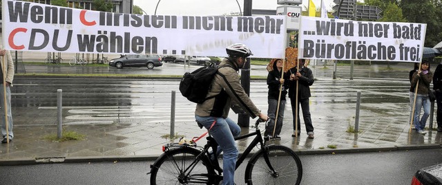 Mit einem mahnenden Transparent an die...r dem Konrad-Adenauer-Haus in Berlin.   | Foto: dpa