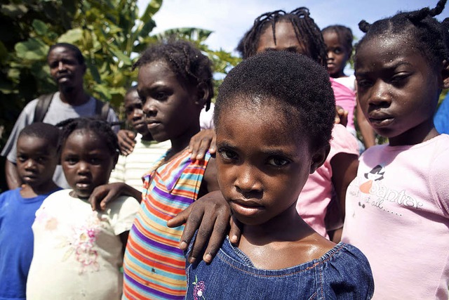 Kinder in Port-au-Prince warteten am S... die Hilfe franzsischer Militrrzte.  | Foto: AFP
