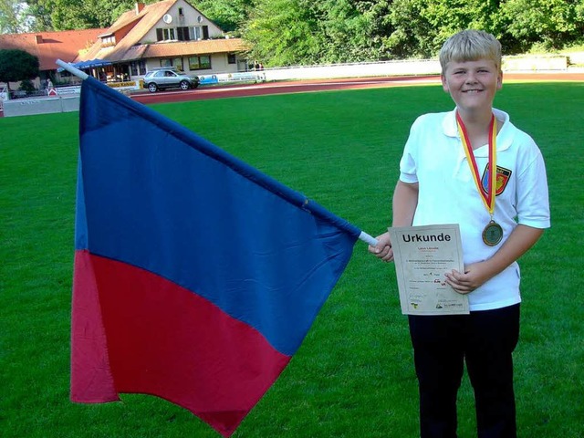 Der neue Weltmeister und Weltrekordler Leon Lsslin mit Fahne und Urkunde.  | Foto: Privat