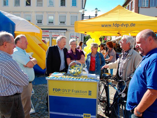 Diskussion bei der FDP-Sommertour auf dem Emmendinger Marktplatz  | Foto: hans-jrgen trul