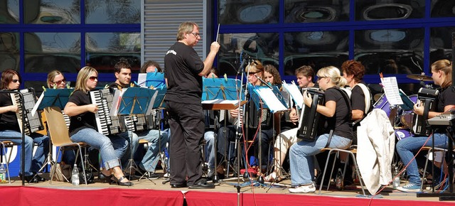 Der Kaisersthler Harmonikaspielring E...22;Rhein.feier&#8220; in Rheinhausen.   | Foto: Marion Domann