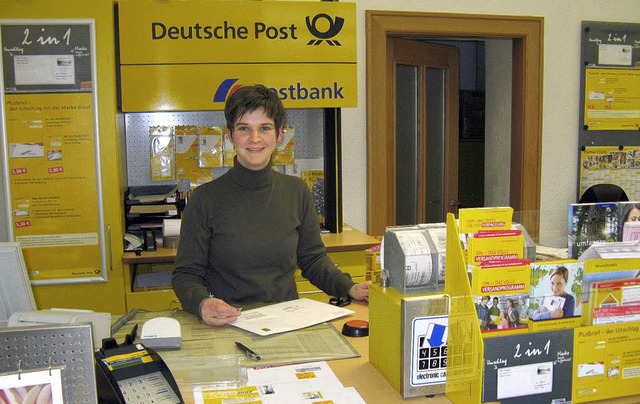 Die Postkunden knnen ihre Geschfte z...Bild) und Susanne Willmann erledigen.   | Foto: bz