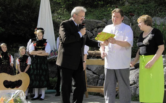 Brgermeister Thomas Kaiser verabschie...t einem Geschenk und lobenden Worten.   | Foto: Susanne Filz