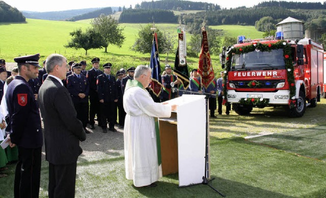 Gottes Segen erhielt das neue Einsatzf...interhalter und Pfarrer Jose Cabral.    | Foto: Andreas Peikert