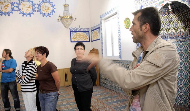 Yilmaz zarslan, der Vertreter der Mos...perenler-Moschee, hier der Gebetssaal.  | Foto: Peter Gerigk