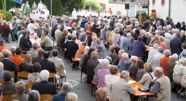 Das Elzacher Pfarrfest auf dem Kirchplatz zog wieder viele Besucher an.  | Foto: Thomas Steimer