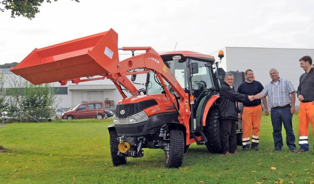 Ein Kubota-Traktor ist das  neue Prach...d Grtnervorarbeiter Martin  Stobber.   | Foto: Robert Bergmann