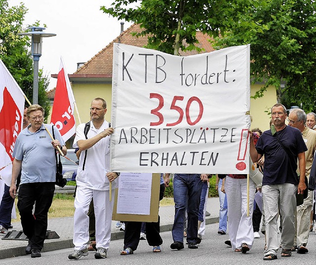 Im  Juli demonstrierten Beschftigte d...ze bei einem Verkauf an die Uniklinik.  | Foto: schneider