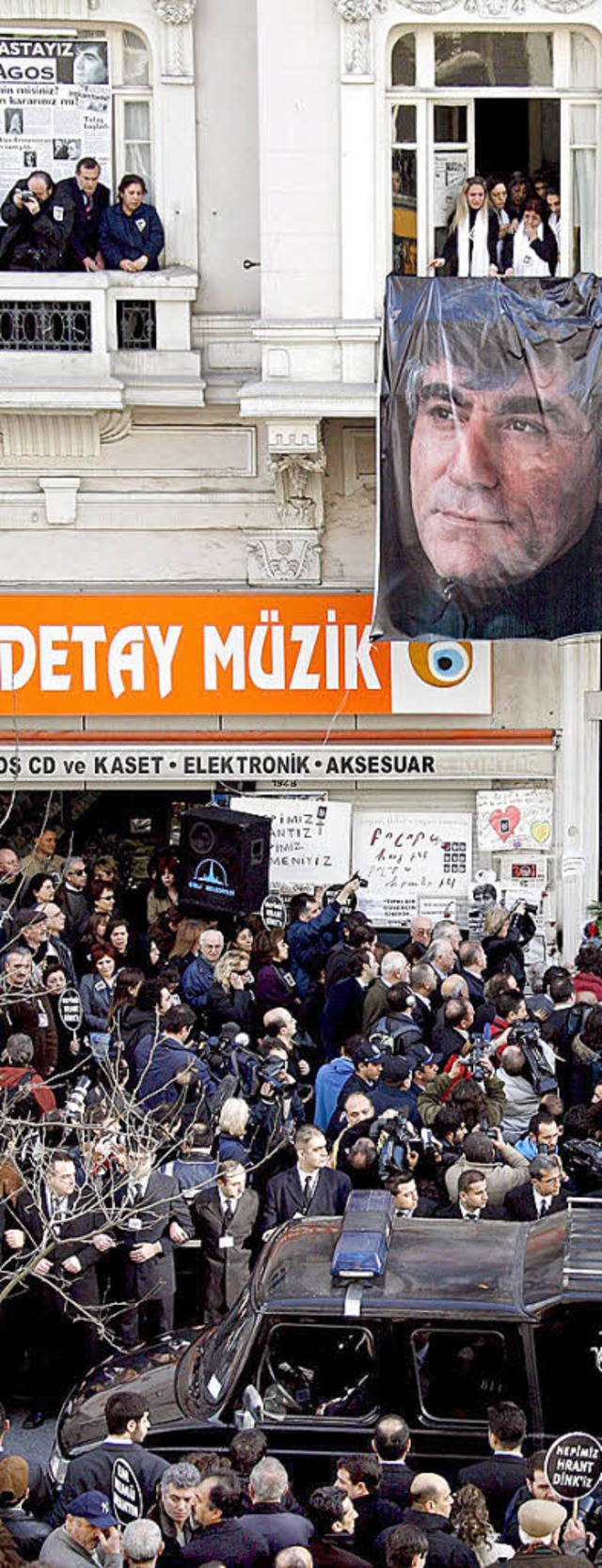 Hunderte Trauernde sumten bei Dinks B...eitung &#8222;Agos&#8220; in Istanbul   | Foto: dpa