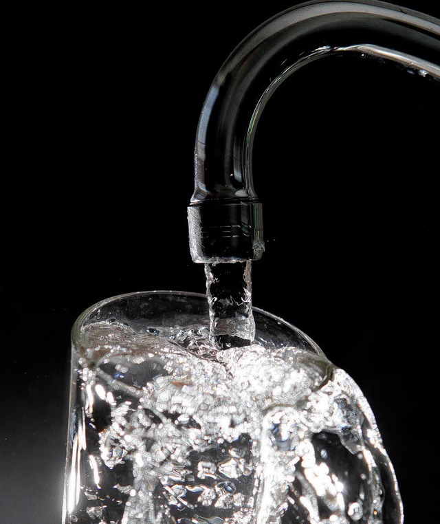 Wasser- und Abwasserpreis schwanken je nach Gemeinde.   | Foto: dpa