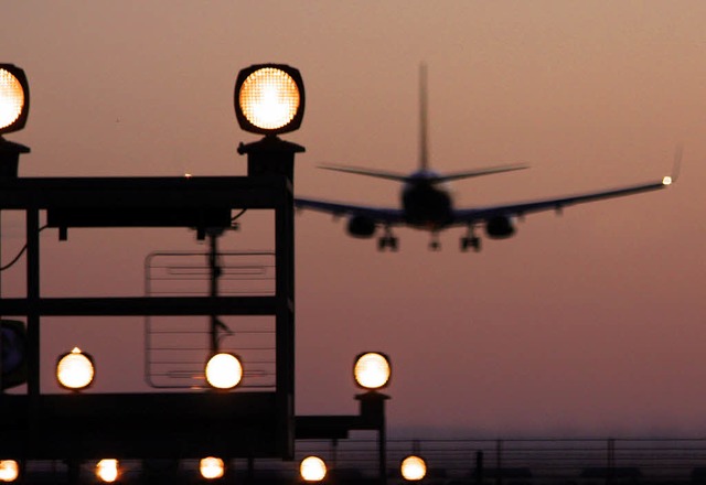 Die Fluggesellschaften werden mit der ... und werden die  Kosten weitergeben.    | Foto: photocase/bonsai