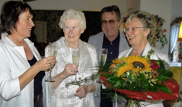 Hotelchefin Monika Brgelin (links),  ...ten den treuen Gast  Margot Grusche.   | Foto: Umiger