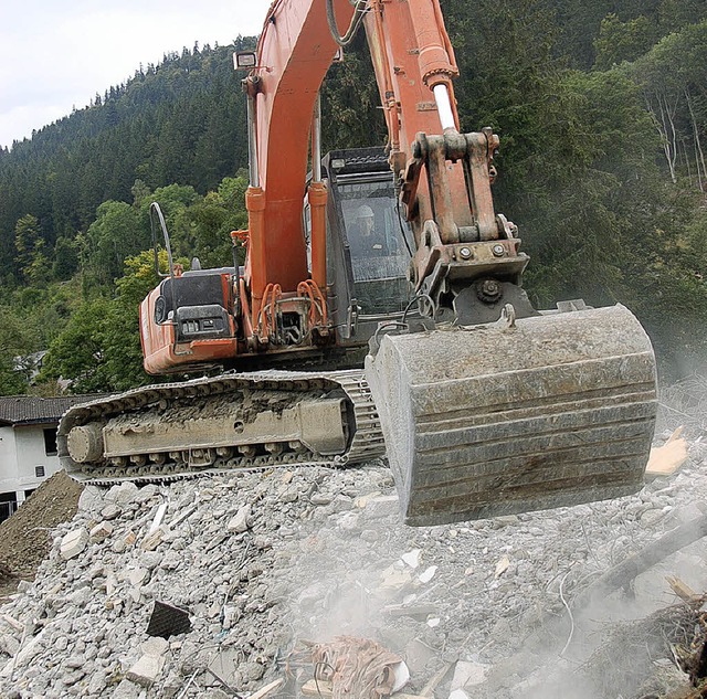 Vom alten Bauhof bleibt nur Schutt und Asche brig.   | Foto: Kathrin Blum