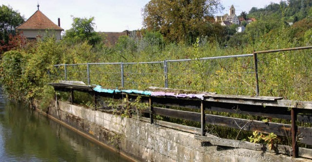 Kanal am ehemaligen Mgro-Areal mit Kraftwerk (hinten).   | Foto: seh