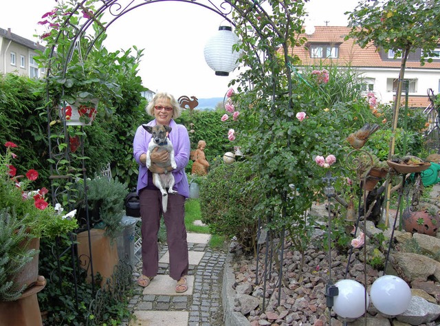 Alwine Rtschlin und Hundedame Meggi fhlen sich wohl im kleinen Garten.  | Foto: Petra Mller
