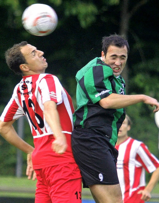 Tolga Selcuk (rechts) und seine DJK-Mi...terdingen die erste Saisonniederlage.   | Foto: Reinhardt