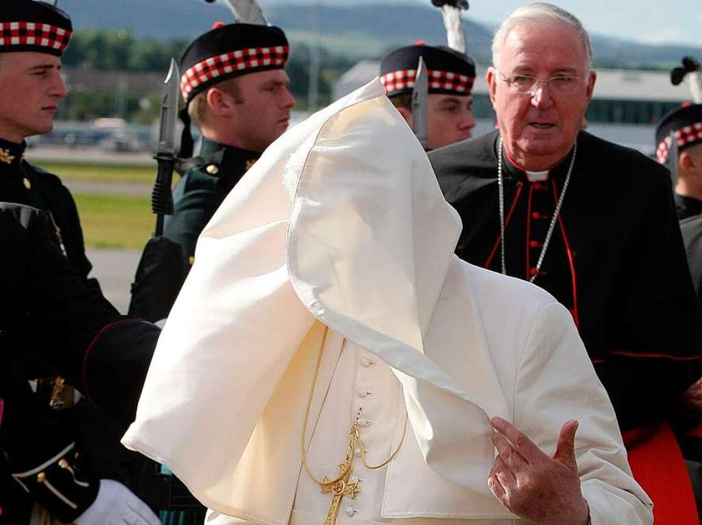 Der Papst landet in Schottland – wieder schickt Petrus eine steife Brise.