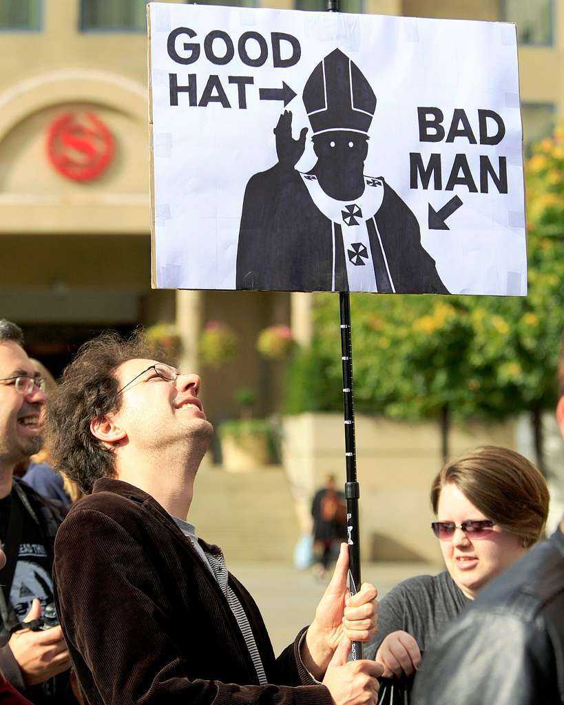 Papst-Proteste mit britischem Humor in Edinburgh