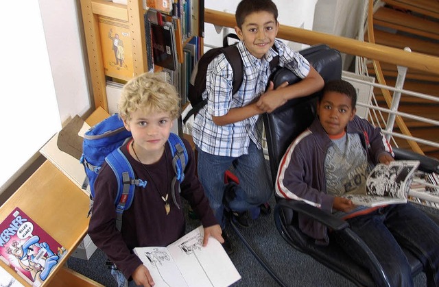 Jan, Hasan und Malick schmkern in der...ger Stadtbibliothek im Schlosserhaus.   | Foto: Eileen Woestmannn