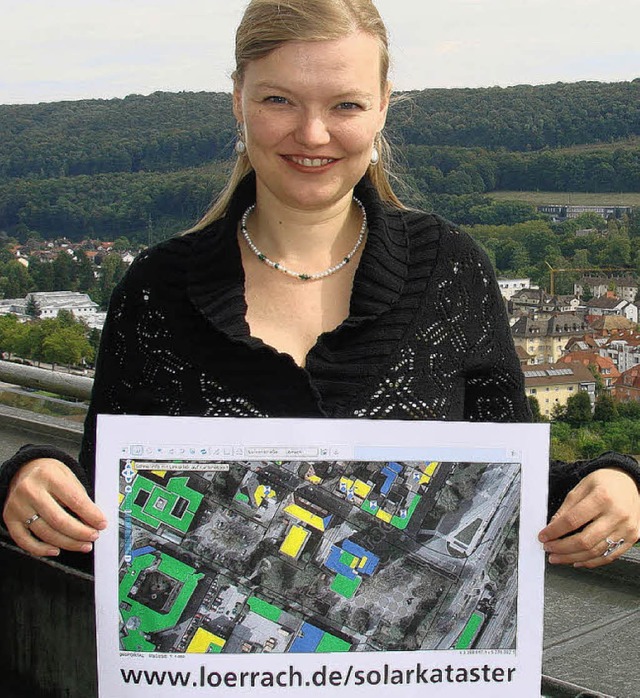 Christine Wegner-Snger mit einem  Auszug des Solarkatasters   | Foto: BZ