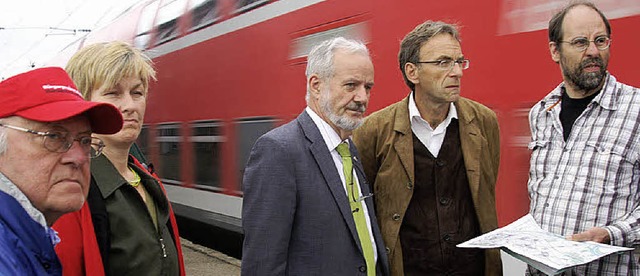 Infos zur Bahn   in Herbolzheim: Werne...v.r.) im Gesprch mit Ernst Schilling.  | Foto: Hge