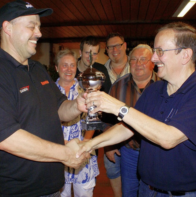 Staffelleiter Dieter Grethler (rechts)...mas Naumann, den Meisterschaftspokal.   | Foto:  Werner Probst