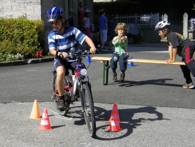 Geschickt bewltigten die 25 Jungen un...Zeit den Fahrradparcours des Kolping .  | Foto: Franziska Weishaar