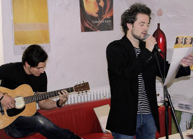 Sven Lawicki (rechts) wurde bei seiner... Di Pressa an der Gitarre begleitet.    | Foto: hrvoje miloslavic