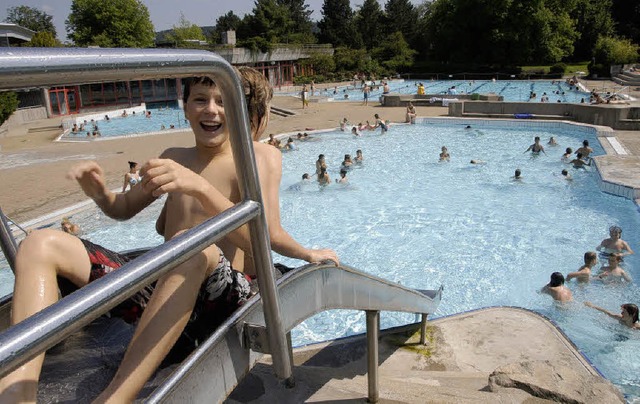 Abkhlung und Spa suchten diese Jungs... wie viele andere im Freibad, &#8230;   | Foto: Peter Gerigk