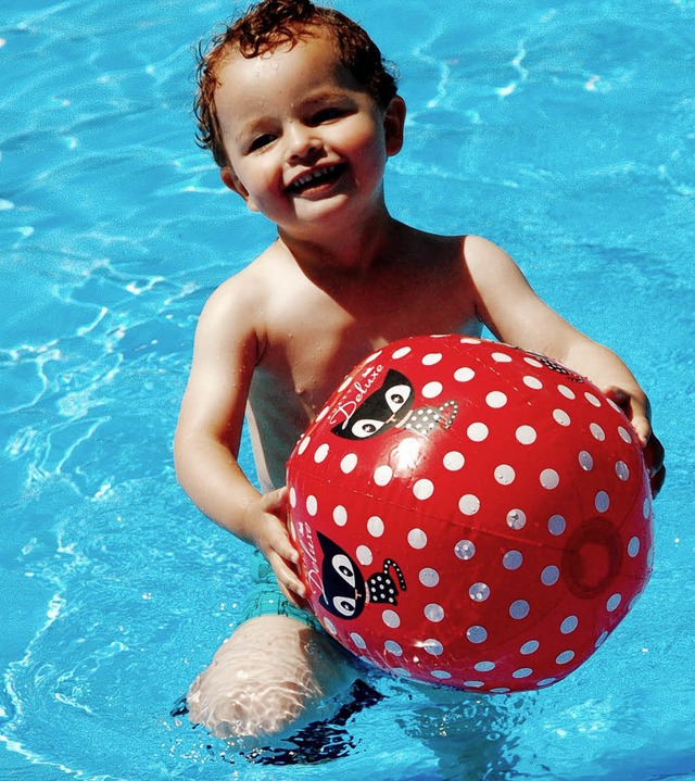 Ausgebadet: Der Knirps verstaut  seinen Ball  bis 2011.   | Foto: Markus Donner