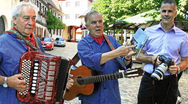 Sein Kaisersthler Liederbuch &#8222;V...dem Fotografen Jochen Bitzenhofer vor.  | Foto: herbert trogus