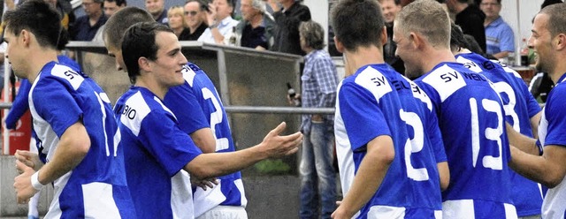 Einer streckt die Hand aus: Eike Elsas...ach einem Weiler Verbandsliga-Treffer.  | Foto: jochen dippel