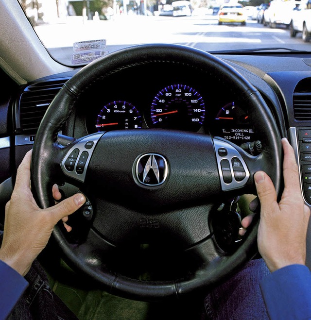 Steht die Bluetooth-Verbindung im Auto...onieren die Hnde am Lenkrad bleiben.   | Foto: Bluetooth SIG/dpa
