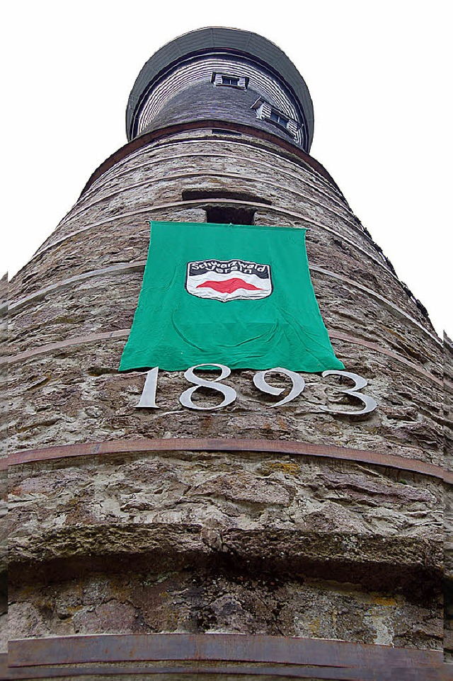 Tag der Heimat: Der Hohe Mhr-Turm mit dem Banner des Schwarzwaldvereins.   | Foto: Berger