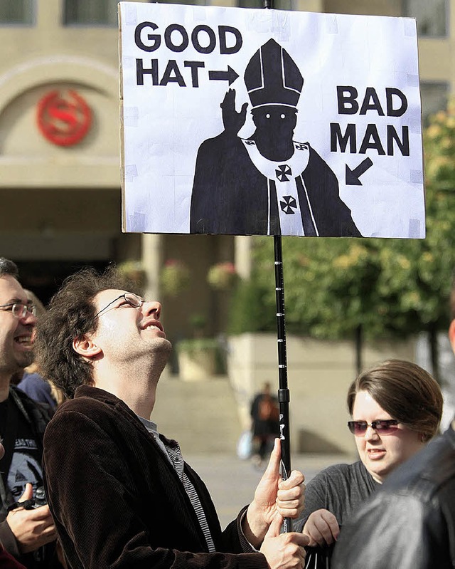 Der Protest gegen den Papst ist hin un...er auch mit britischem Humor gewrzt.   | Foto: dpa