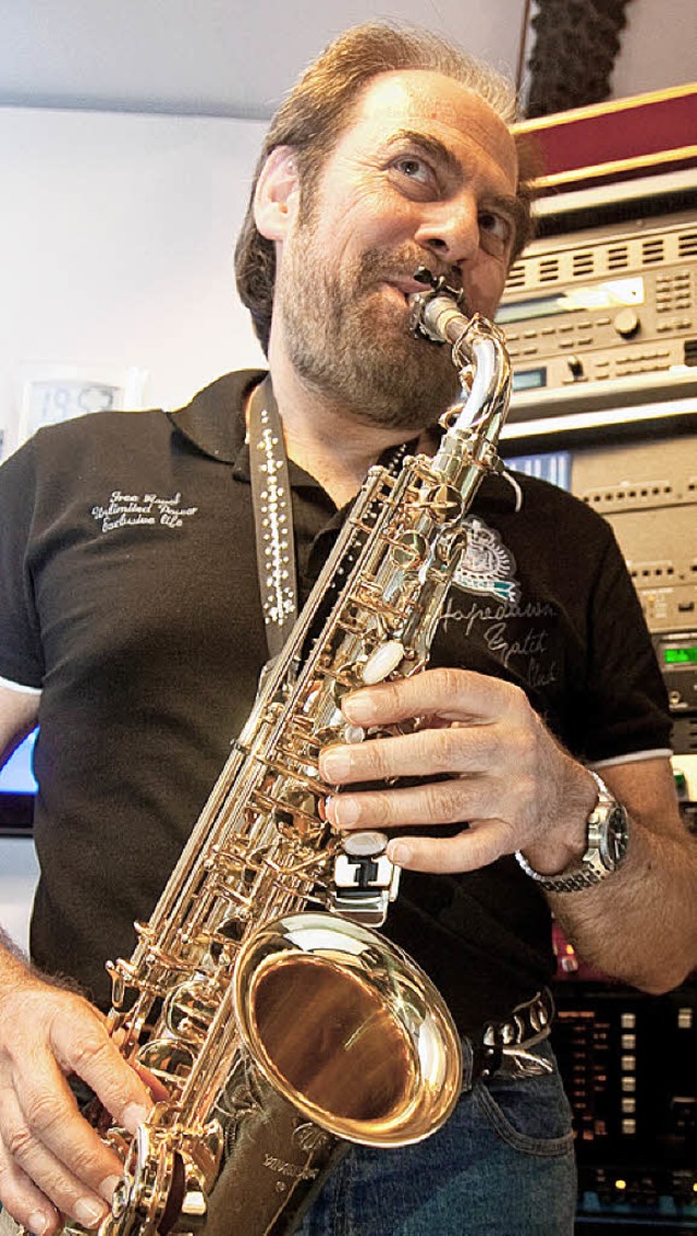 Ein Mann und sein Instrument: Der Wahl-Kollnauer Mike Nitu spielt Saxofon.   | Foto: Hagen Schnherr