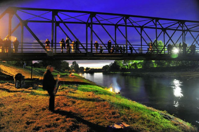 Buntes Spektakel bei und unter der blauen Elzbrcke in Wasser  | Foto: dieter erggelet