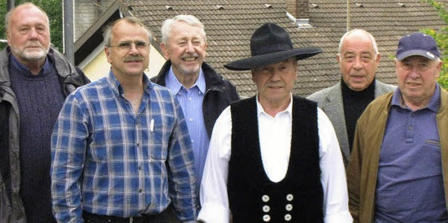 Zimmermann und Bauleiter Rolf Imm (Mit...eter (Camillo) Deuchler, Adolf Weiss.   | Foto: O. Faller