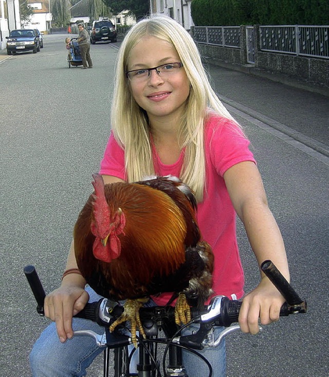 Lena Schemel mit ihrem Caruso auf der Lenkstange.   | Foto: H. Spengler