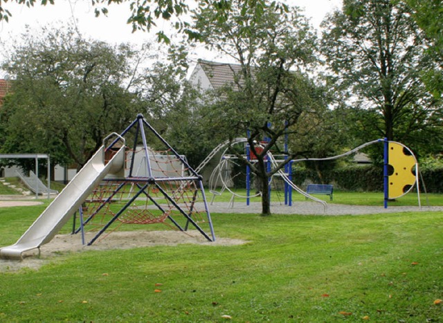 Spielplatz in Kirchen mit Obstbumen  | Foto: Reinhard Cremer