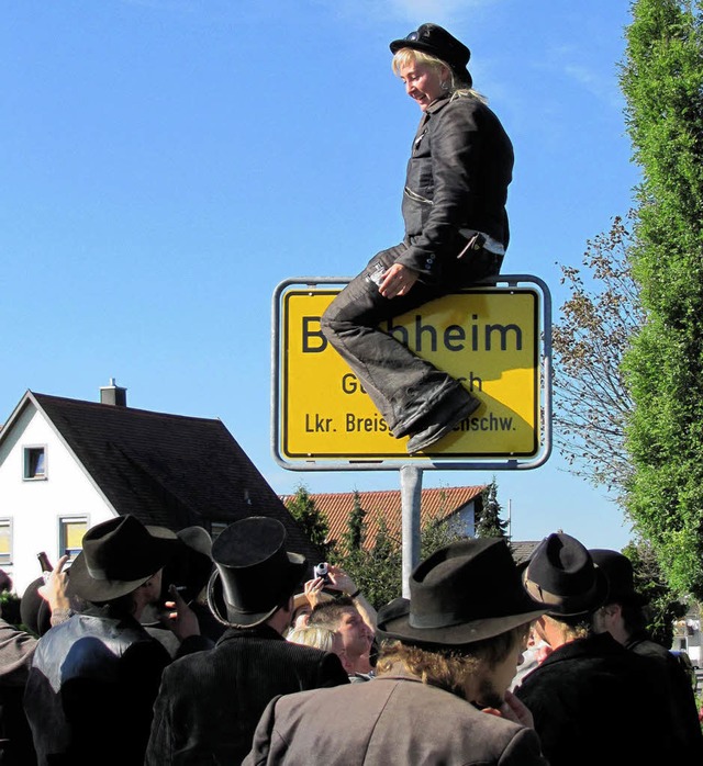 Nina Mohrmann erklimmt traditionell be...as heimische Ortsschild von Buchheim.   | Foto: privat