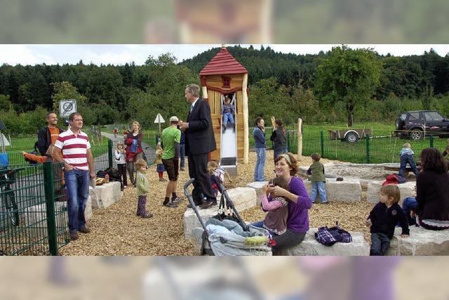 Kinder nehmen Spielplatz 