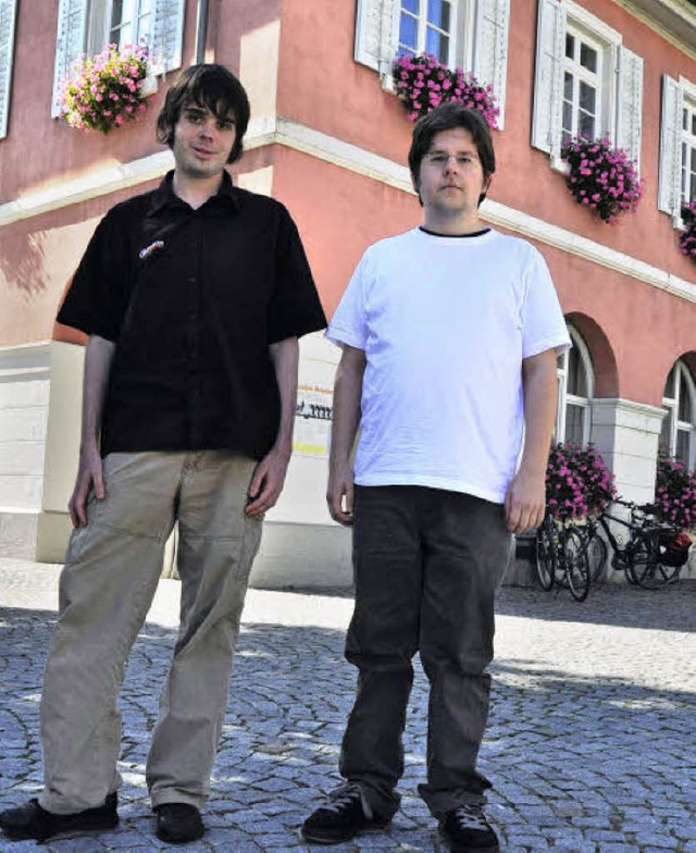 Die beiden Studenten Max Kehm (links) ...r die Piratenpartei zur Landtagswahl.   | Foto: Nicolai Kapitz