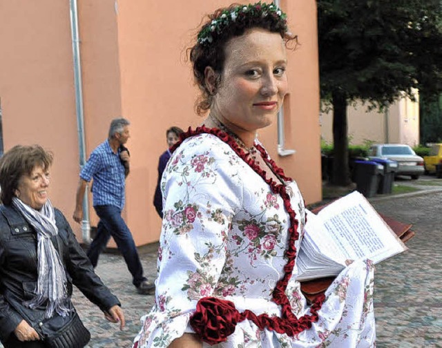 Als  Marquise de Maintenon fhrt die S...likum durch das historische Breisach.   | Foto: birgit lttmann